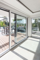 V interiéru zůstaly povrchy profilů Schüco bílé, aby ladily se světlou barvou stěn a podlah