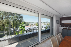 Obytná a jídelní zóna v prvním patře: Z posuvných systémů Schüco PVC-U bylo možné vytvořeny prvky s rozměry až 5,2 x 2,5 m (š x v)