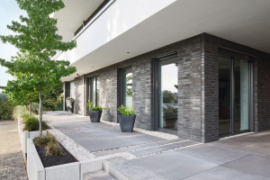 Vyvýšené přízemí: Na veškeré systémy bylo použito izolační trojsklo. Výjimečné tepelně izolační hodnoty systémů Schüco LivIng jsou garantovány dlouhodobě díky trvale pružnému těsnění Schüco EPDM