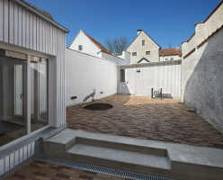 Dvorek byl vydlážděn odřezky z cihel, v jeho zadní části je nová kůlna s dílnou