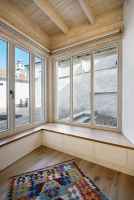 Výhled z rohového okna v místnosti, která vznikla na místě původního schodiště