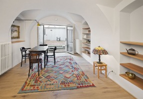 Pokoj s valenou klenbou se novým francouzským oknem otevírá do dvora