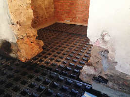 Pod nopovou fólií ústí otvory pro přívod a odvod vzduchu. Nopy byly vylité řidším betonem