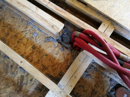 Kolízia nosnej časti podlahového panela s inštaláciami