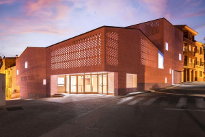 Auditorium-Theatre in the old quarter of Illueca, Španělsko – Magén Arquitectos SLP (foto: Rubén P. Bescós)
