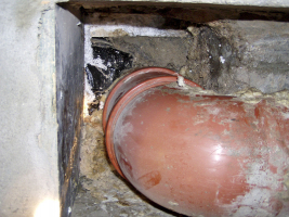 Obr. č. 10: Konstrukční řešení známé pod názvem „plášťová trouba“. Prostup z tvrzeného PVC, kde je hydroizolace „na tupo“ ukončena na prostupu. Špatné řešení prostupů je patrné i na obr. 12, kde je vidět absenci podkladních konstrukční vrstev pod prostup. To znamená, že prostup nemá stabilní podklad a hydroizolační povlak může být tlakem vody kolem něj protržen (a to ignoruji nutnost plastové potrubí vkládat do samostatně těsněných chrániček)