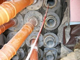 Obr. č. 11: Příklady nekorektně provedených hromadných prostupů