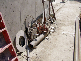 Obr. č. 3: Celkový pohled na stavbu se skladováním stavebního materiálu