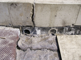 Obr. č. 4: Otvor vyřezaný do svislé konstrukce přes hydroizolaci bez jakéhokoliv opracování