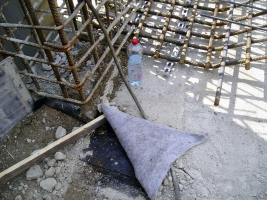 Obr. č. 7: Vodotěsná izolace je dotažena pouze k výztuži a tam je ukončena, bez jakéhokoliv korektního provedení hydroizolačního systému