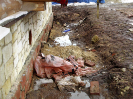 Obr. č. 8: Sedlý zásyp objektu. Ve svém důsledku může tímto pohybem dojít i k poškození hydroizolačního povlaku a to zejména u základové spáry, v místech velmi citlivých na jakýkoliv pohyb