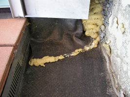 Obr. č. 9: Pokus o lepení HDPE fólie pomocí pěnového polyuretanu