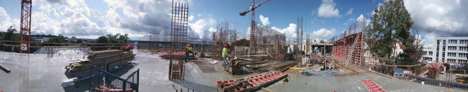 Z průběhu betonáže stropů; příprava pro vertikální nosné konstrukce. Pracovalo se také na hrubých rozvodech vzduchotechniky, elektřiny, topení a medicinálního plynu