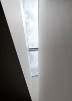 Chodbu a pracovnu vývoje počítačových systémů osvětlují střešní světlíky