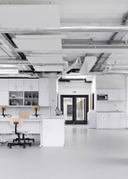 Pracoviště a laboratoře byly vybaveny střídmě a čistě, některé technologické prvky jsou součástí interiérů