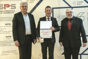 Ocenění za Baumit, spol. s r.o. převzal Ing. Martin Omelka (uprostřed) z rukou Ing. Jiřího Nouzy, prezidenta Svazu podnikatelů ve stavebnictví (vlevo) a Ing. Petra Serafína, ředitele odboru stavebnictví a stavebních hmot ministerstva průmyslu a obchodu ČR (vpravo)