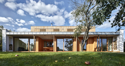 Jižní celoprosklená fasáda byla navržena tak, aby v zimních měsících slunce interiéry prohřívalo a snížilo náklady na vytápění. V létě ji stíní předsazená krytá terasa.