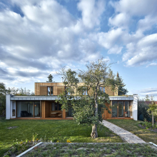 Dům ve staré zahradě má na střeše louku