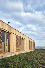 Střešní nástavba měla působit lehce, má proto lehký obvodový plášť s trámkovou konstrukcí, oboustranně opláštěnou dřevem