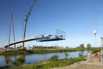 Letmá montáž mostovky probíhala v krocích po dvou segmentech. Vzhledem k nesplavnosti toku Vltavy se segmenty ukládaly jeřábem na montážní vozík, který byl vetknut do hotové konstrukce v délce 8 m a dalších 8 m přečníval nad tok. V přední části byl ještě stabilizován montážním závěsem k pylonu.