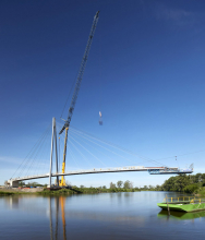 Letmá montáž mostovky probíhala v krocích po dvou segmentech. Vzhledem k nesplavnosti toku Vltavy se segmenty ukládaly jeřábem na montážní vozík, který byl vetknut do hotové konstrukce v délce 8 m a dalších 8 m přečníval nad tok. V přední části byl ještě stabilizován montážním závěsem k pylonu.