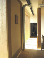 Rozvody pro přívod a odtah jsou vedeny nejčastěji pod stropem v podhledu, případně v podlaze. Jediné, co je pak vidět, je vyústka nade dveřmi nebo v podlaze, které jsou v mnoha provedeních. I přiznané potrubí, například z pozinkovaného plechu nebo textilu, může v interiéru vypadat velmi dobře