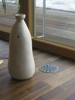 Rozvody pro přívod a odtah jsou vedeny nejčastěji pod stropem v podhledu, případně v podlaze. Jediné, co je pak vidět, je vyústka nade dveřmi nebo v podlaze, které jsou v mnoha provedeních. I přiznané potrubí, například z pozinkovaného plechu nebo textilu, může v interiéru vypadat velmi dobře