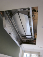 Rozvody pro přívod a odtah jsou vedeny nejčastěji pod stropem v podhledu, případně v podlaze. Jediné, co je pak vidět, je vyústka nade dveřmi nebo v podlaze, které jsou v mnoha provedeních. I přiznané potrubí, například z pozinkovaného plechu nebo textilu, může v interiéru vypadat velmi dobře