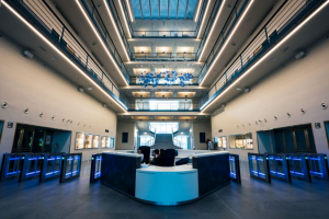 Atrium a hlavní recepce, instalace Preciosa Lighting (zdroj: WPP)