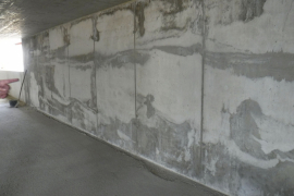 Poruchy na pohledovém betonu způsobené netěsností bednění a broušením nálitků