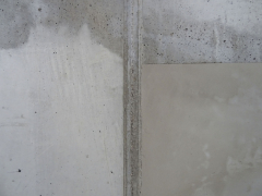 Snaha o barevné sjednocení egalizační stěrky s podkladem – ladění barevnosti