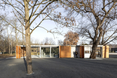 Do modulární konstrukce z ocelových dílů je vložena zaizolovaná dřevostavba s velkorysým zasklením