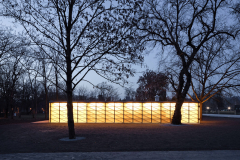 V nočních hodinách pavilon slouží jako orientační bod pro návštěvníky parku