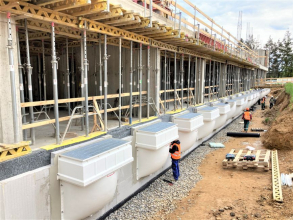 Suterén nové budovy krajského úřadu prosvětlen anglickými dvorky MEA