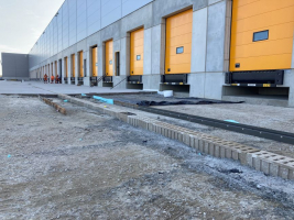 Logistický park u Bratislavy s odvodňovacími žlaby pro letiště