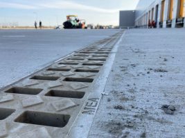 Logistický park u Bratislavy s odvodňovacími žlaby pro letiště