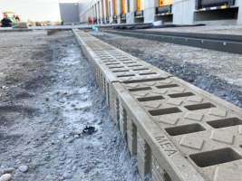 Logistický park u Bratislavy s odvodňovacími žlaby pro letiště