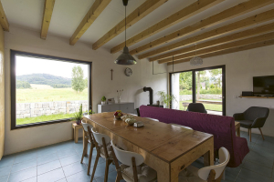 Dům odpovídá nízkoenergetickým standardům. Vytápění zajišťují kamna na tuhá paliva, jako sekundární zdroj slouží elektrické topné kabely. V budoucnu je plánována instalace solárních panelů.