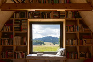 Dům odpovídá nízkoenergetickým standardům. Vytápění zajišťují kamna na tuhá paliva, jako sekundární zdroj slouží elektrické topné kabely. V budoucnu je plánována instalace solárních panelů.