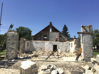 Dům vložený mezi zdi staré stodoly