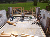 Dům vložený mezi zdi staré stodoly