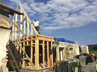 Dům vložený mezi zdi staré stodoly