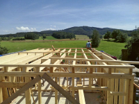 Dům vložený mezi zdi staré stodoly