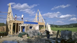 Dům vložený mezi zdi staré stodoly