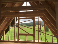 Dům vložený mezi zdi staré stodoly