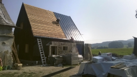 Dům vložený mezi zdi staré stodoly