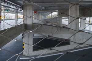 Parkovací dům P+R Černý most nabízí 89 stání pro vozidla na LPG/CNG. Oproti jiným uzavřeným parkovacím domům je to umožněno díky otevřenému konceptu a volné fasádě