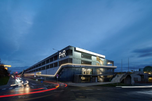 Při vytváření projektu jsme důsledně dbali na budoucí úsporu energií. Náročnou a drahou vzduchotechniku jsme díky promyšlenému projektu nevedli plošně, nýbrž jen bodově v určitých částech budovy. Také čidla osvětlení jsou využívána pro jednotlivé poloviny pater