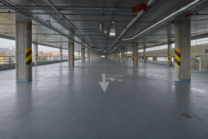 Parkovací dům P+R Černý most nabízí 89 stání pro vozidla na LPG/CNG. Oproti jiným uzavřeným parkovacím domům je to umožněno díky otevřenému konceptu a volné fasádě