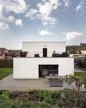 Dům se teď otevírá do zahrady z nového obytného prostoru, nad nímž vznikla velkorysá terasa. Dřevohliníkové rámy oken mají zasklení tepelně izolačním dvojsklem